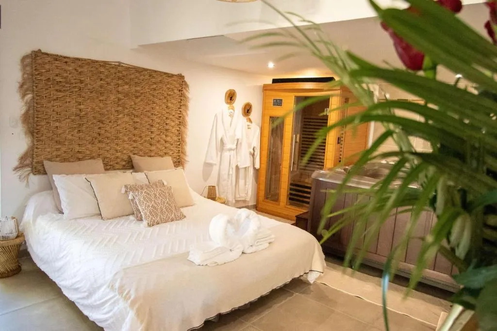 La Suite Soledad - Suite climatisée avec jacuzzi, sauna et vue piscine (Maraussan, Hérault)