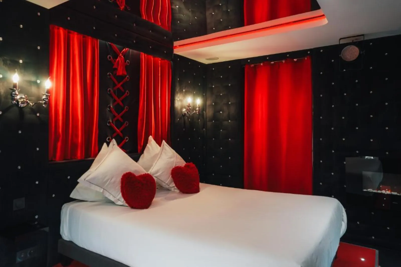Le Cabaret Vip SPA, love room à Lyon - photo 2 sur 12