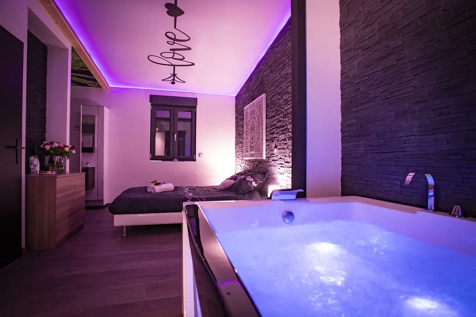 Le Chalet Zen Love, gîte spa à Foucherans - photo 2 sur 12
