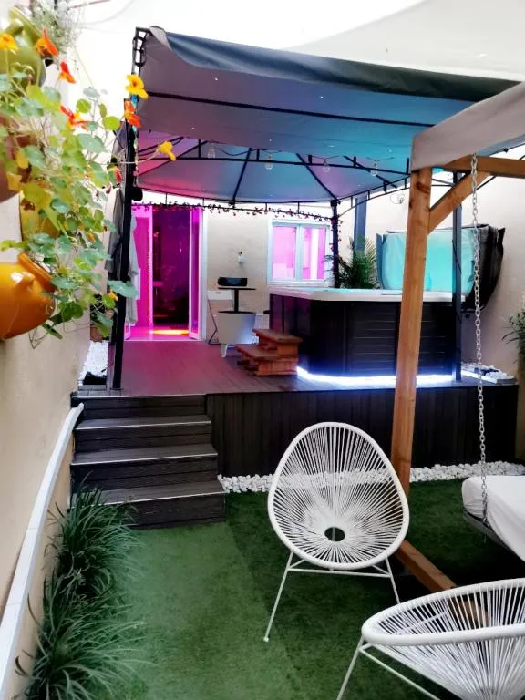 Le Jardin d'Éden - Piscine et jacuzzi privatifs en extérieur (Villeurbanne, Rhône)