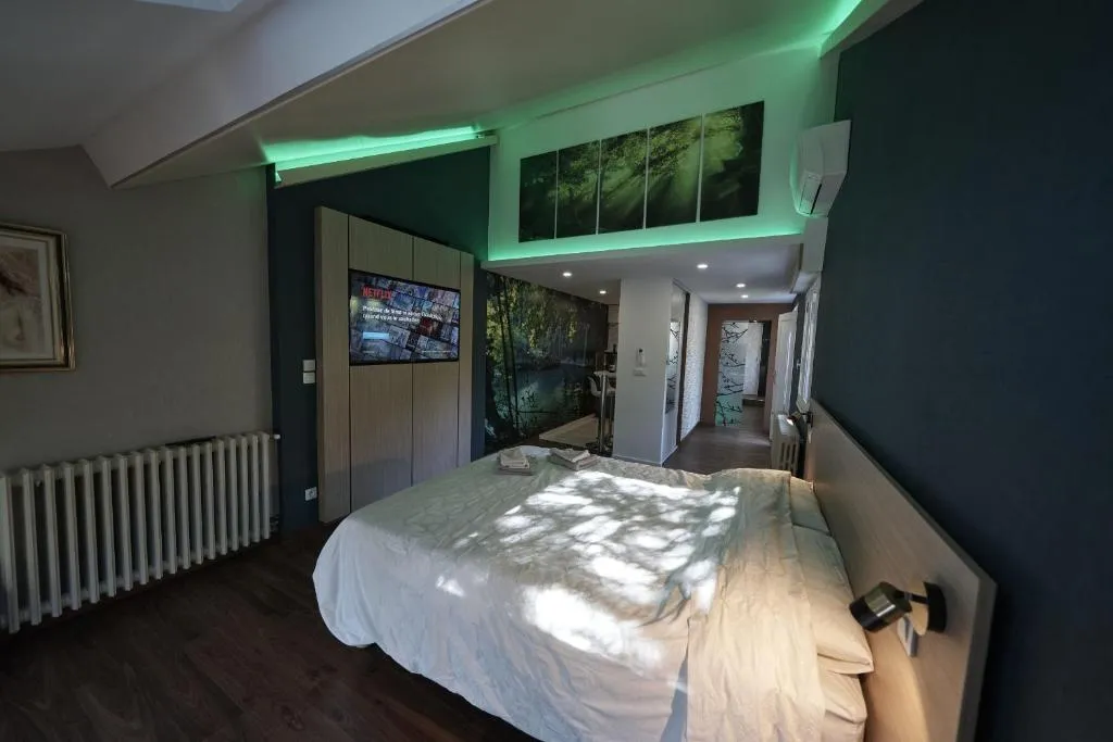 Les Clefs du Paradis, gîte avec spa à Montferrand-le-Château - photo 3 sur 12