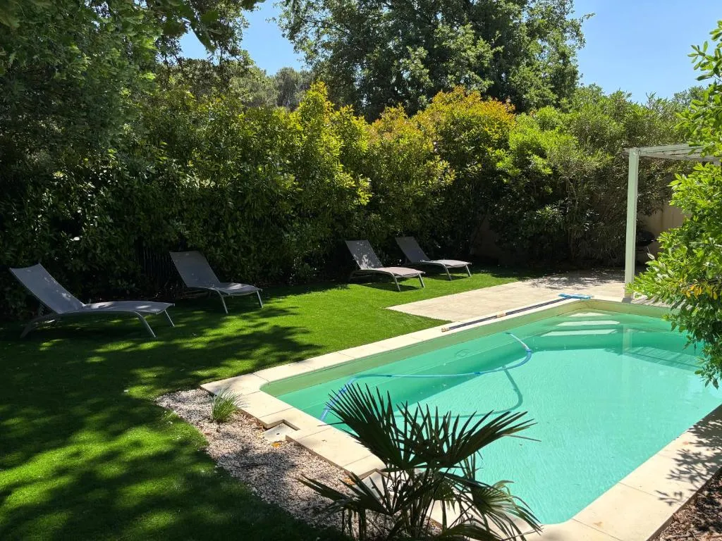Les Jardins du Castelas - Hébergement avec bain à remous et baignoire spa (Uchaux, Vaucluse)