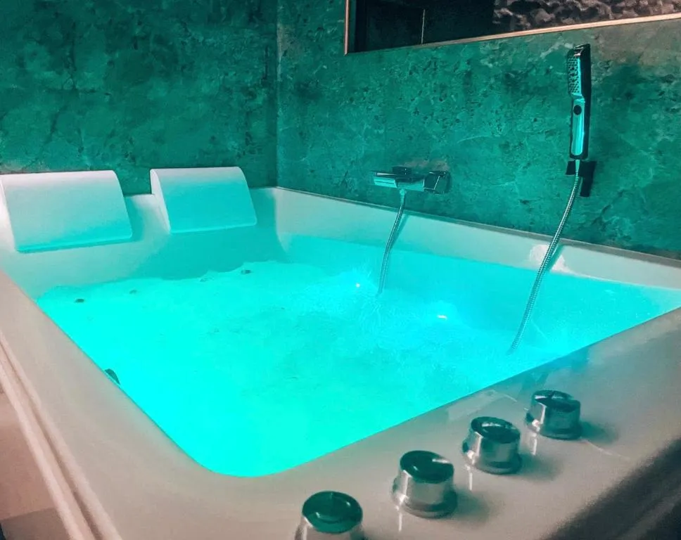 Les Jardins Secrets - Appartement 4 étoiles avec baignoire spa (Dijon, Côte-d'Or)