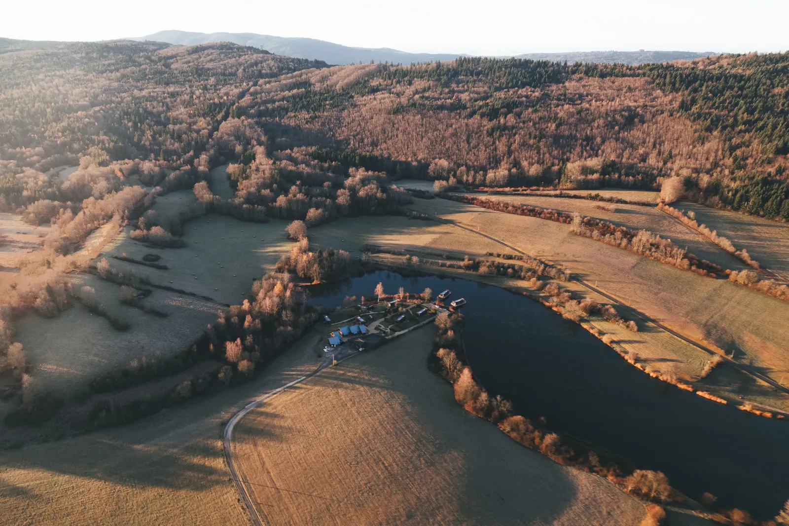 Lodge Duo sur terre - Vue panoramique sur l'étang & Bain Nordique Privatif - Bleu Minuit "La Rive Etoilée" (Plateau d'Hauteville, Ain)