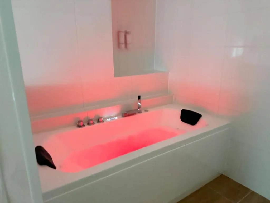 Lodge Jacuzzi de Châtel-Guyon - Bain à remous privé et Netflix (Châtel-Guyon, Puy-de-Dôme)
