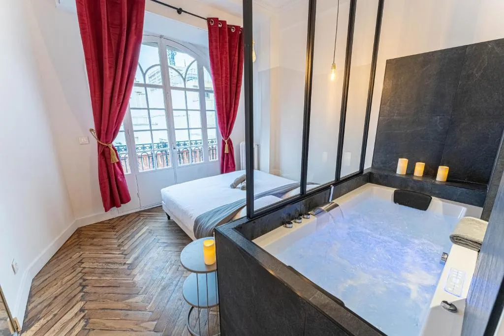 Loft Jacuzzi du Quartier des Musiciens, gîte avec spa à Nice - photo 2 sur 12