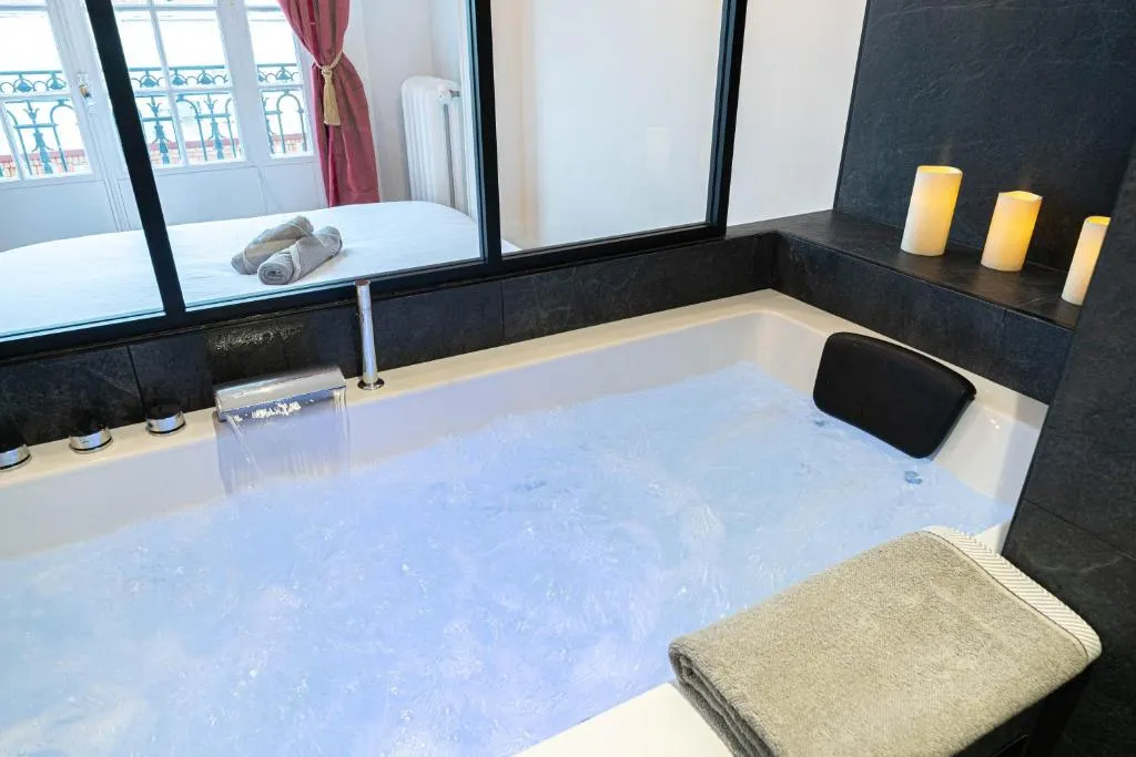 Loft Jacuzzi du Quartier des Musiciens, gîte avec spa à Nice - photo 3 sur 12