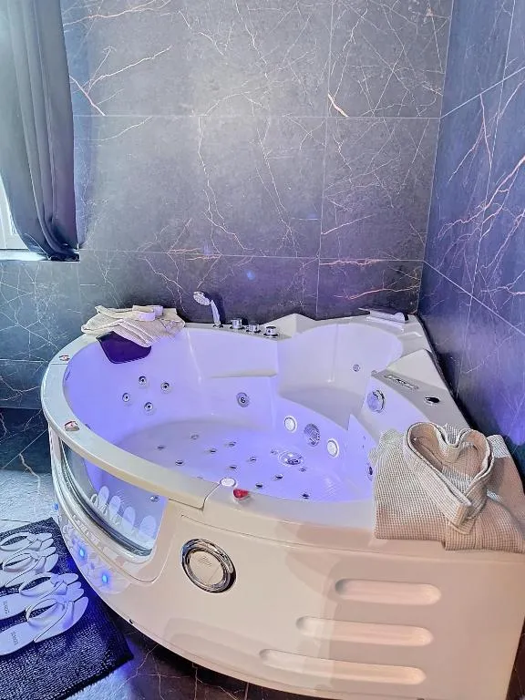 Loft King Size Jacuzzi, gîte avec spa à Saint-Étienne - photo 3 sur 12