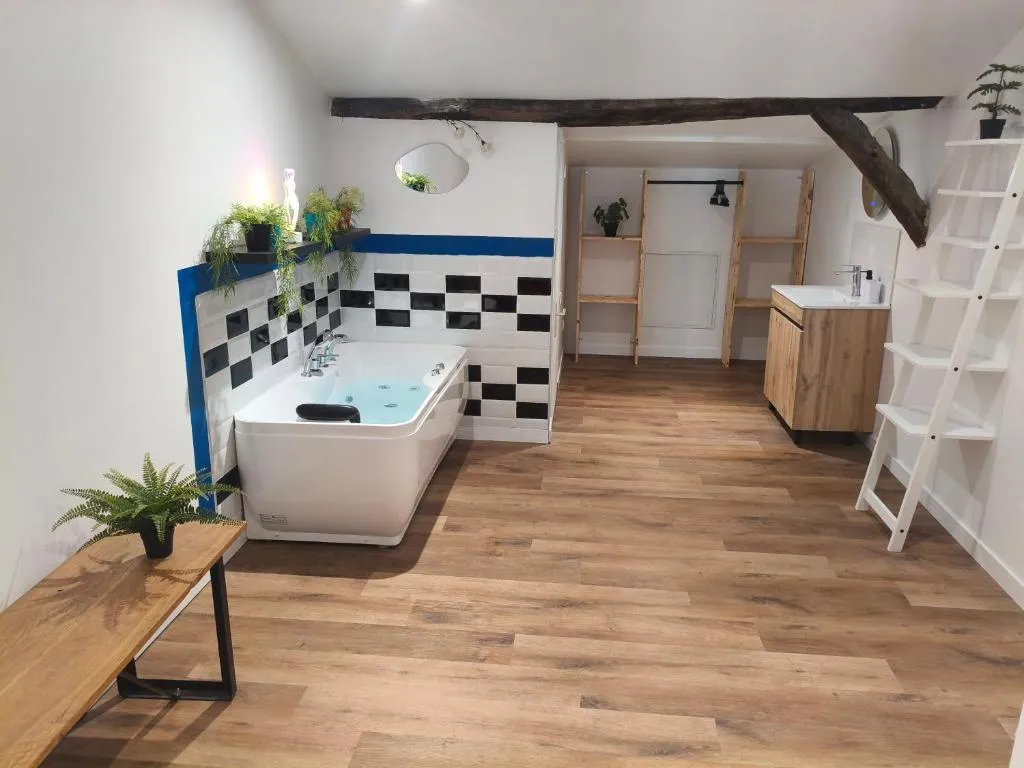Loft Le Pop Art - balnéo, coin cinéma et borne d'arcade (Sainte-Livrade-sur-Lot, Lot-et-Garonne)