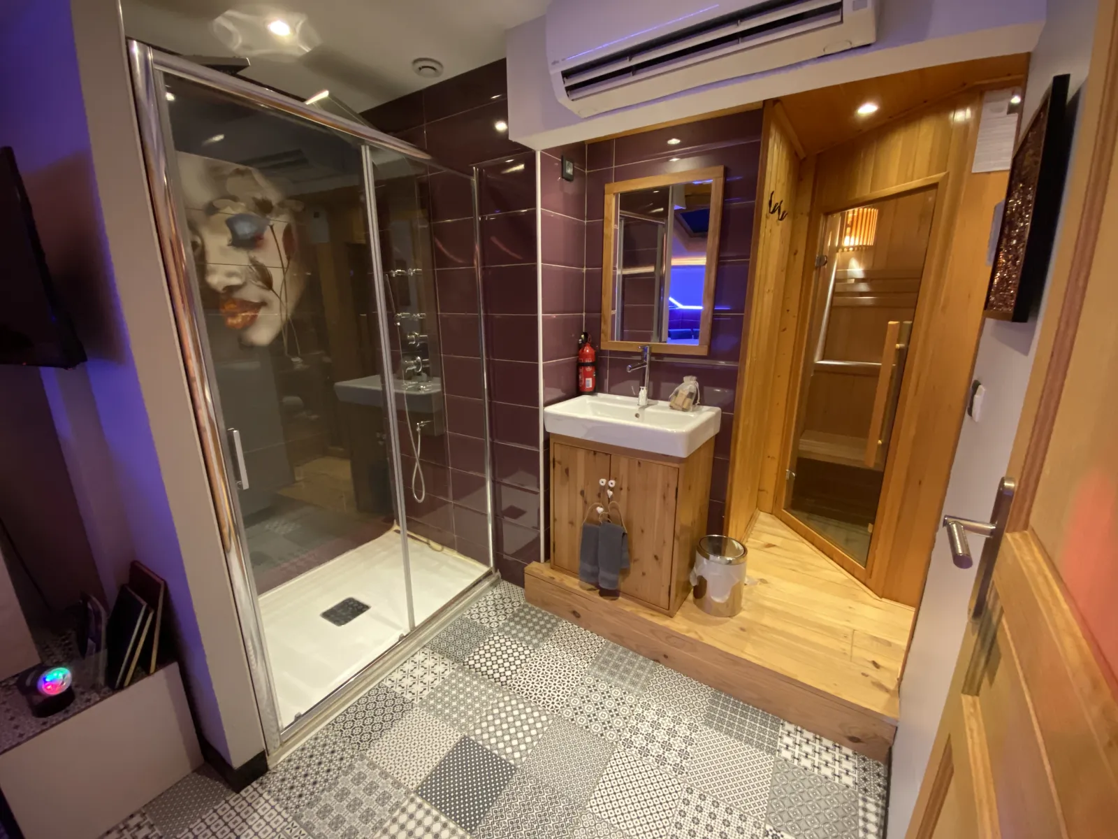 Love - Love room intime avec bain spa et sauna (Nièvroz, Ain)