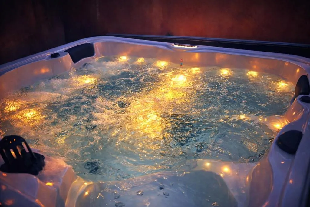 Love Room des Narcisses - Appartement avec jacuzzi, jardin et piscine (Martigues, Bouches-du-Rhône)
