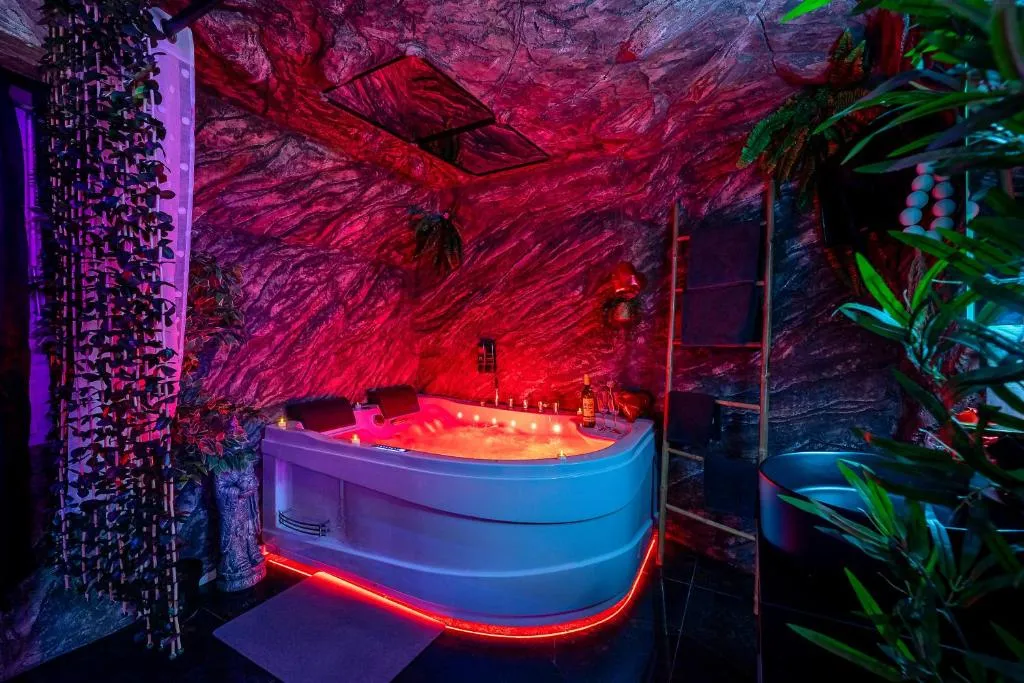 Love room jacuzzi Perpignan centre, gîte avec spa à Perpignan - photo 3 sur 12
