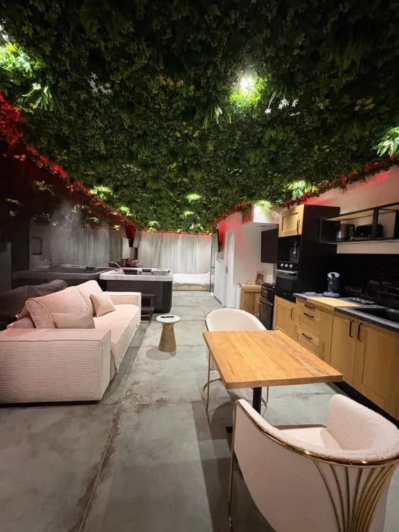 Love Room végétale 102 - Suite au décor naturel avec bain à remous (Narbonne, Aude)