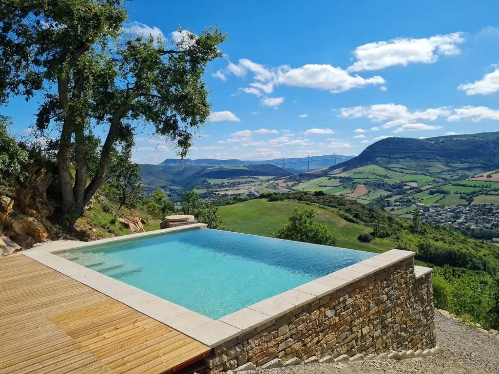 Maison charmante avec jacuzzi - une maison avec piscine et jardin (Saint-Georges-de-Luzençon, Aveyron)