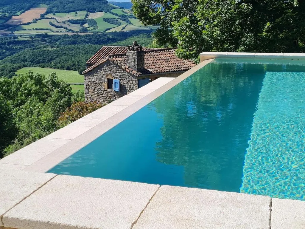 Maison charmante avec jacuzzi, gîte avec spa à Saint-Georges-de-Luzençon - photo 2 sur 12