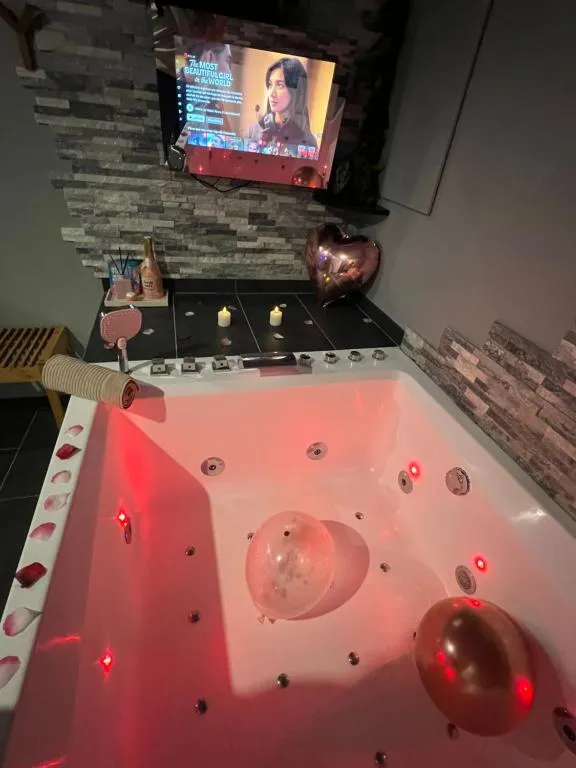 Maison cosy bain à remous, gîte avec spa à Hyères - photo 2 sur 12