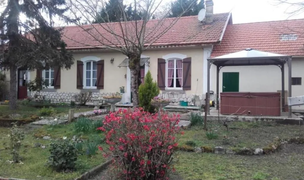 Maison jacuzzi de Gabarret - Gîte de trois chambres avec jardin (Gabarret, Landes)