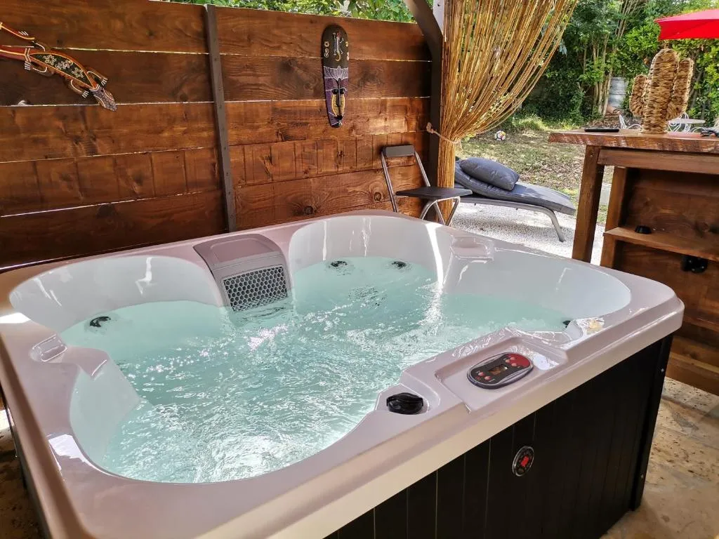 Maison Jacuzzi de Nérac - Jacuzzi privatif, jardin et petit-déjeuner (Nérac, Lot-et-Garonne)