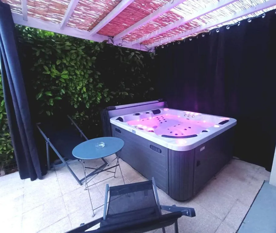 Maison Jacuzzi Extérieur - Maison climatisée et bain à remous près de Troyes (Rosières-près-Troyes, Aube)