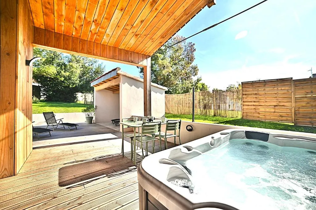 Maison spa de Mortagne - Bain à remous extérieur et jardin (Mortagne-sur-Gironde, Charente-Maritime)