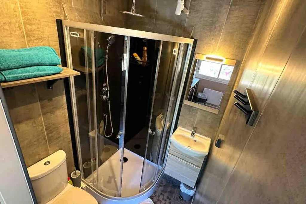 Maisonnette Jacuzzi et Piscine, gîte avec spa à Sussargues - photo 3 sur 12