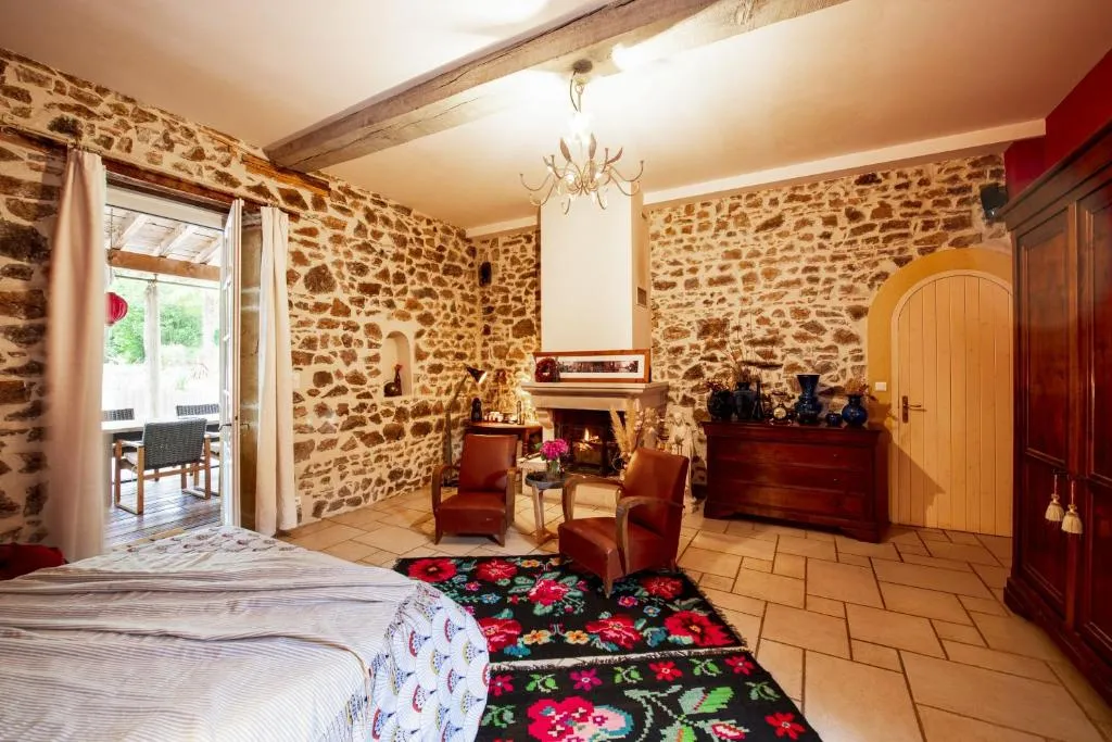 Manoir de Lay, piscine et jacuzzi, gîte avec spa à Lay - photo 2 sur 12