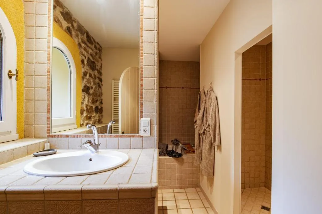 Manoir de Lay, piscine et jacuzzi, gîte avec spa à Lay - photo 3 sur 12