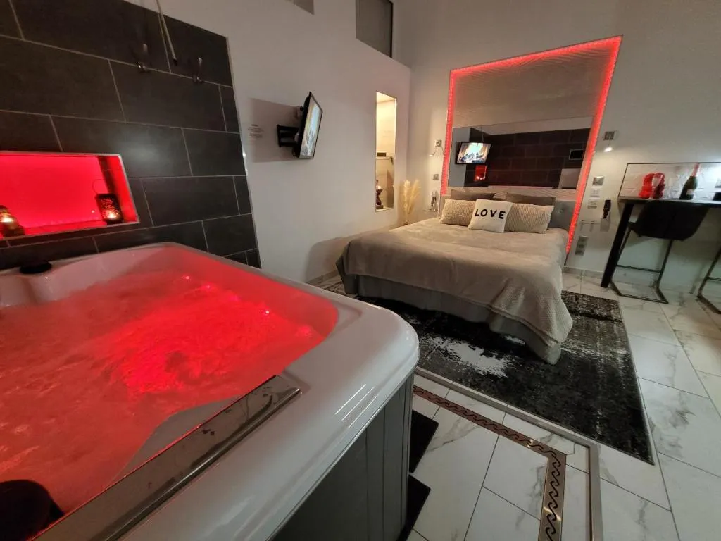 Midnight Spa - Chambre avec jacuzzi et baignoire spa en hangar (Blois, Loir-et-Cher)