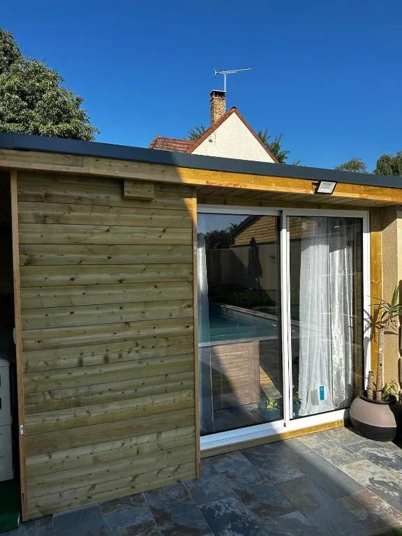 Mini-chalet La Chrysbelle - Sauna, jacuzzi et piscine privée (Linas, Essonne)