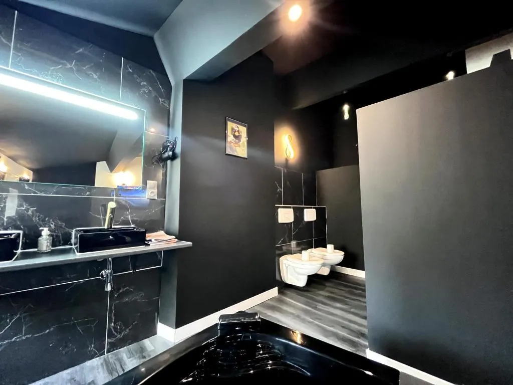 Moderne jacuzzi et terrasse, gîte avec spa à Narbonne - photo 3 sur 12