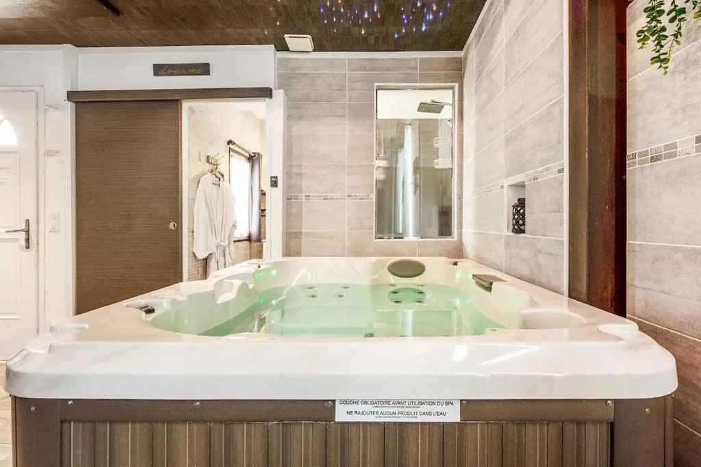 Nuit Blanche - Baignoire spa et bain à remous, jardin et terrasse (Narbonne, Aude)
