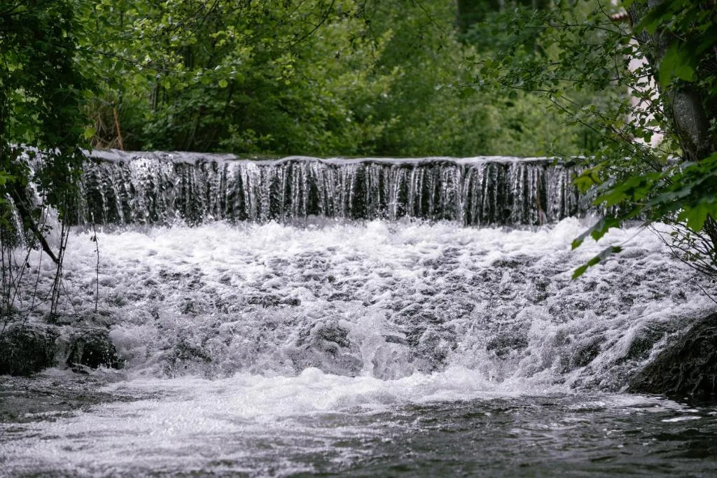 Nuit insolite dans une cascade - Chambre avec jacuzzi et piscine (Bourg-Argental, Loire)