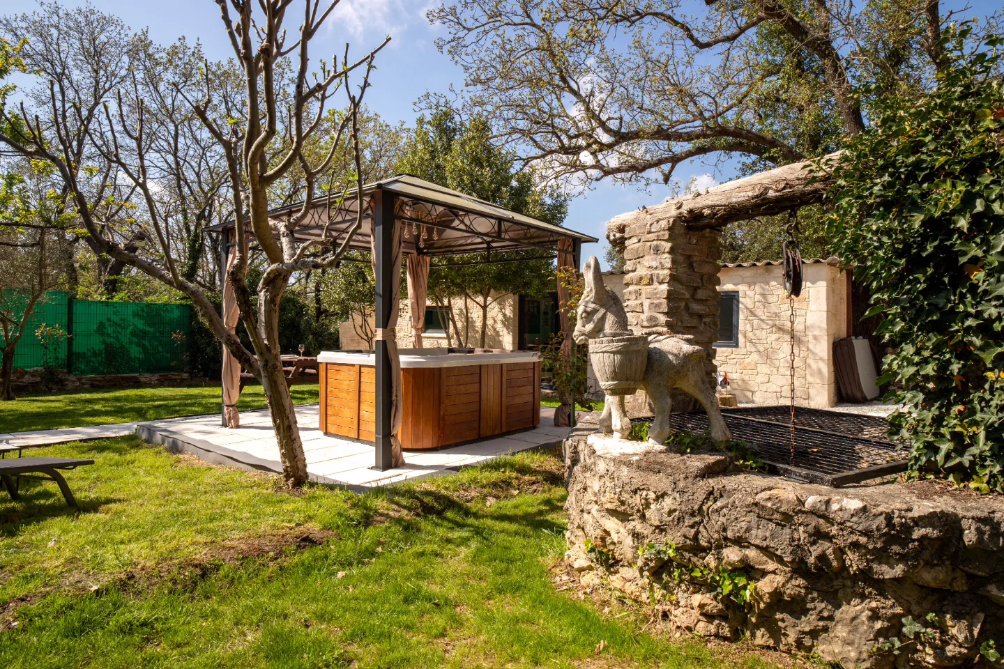 Ô Jacuzzi du Mazet - Mazet languedocien avec jacuzzi privatif (Murles, Hérault)