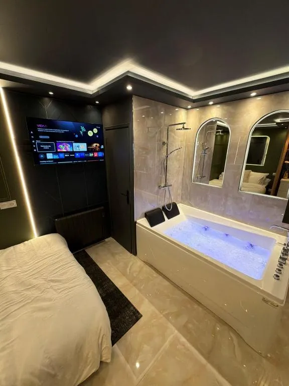 Onyx Suite - Jacuzzi privatif et petit-déjeuner à la carte (Villejust, Essonne)
