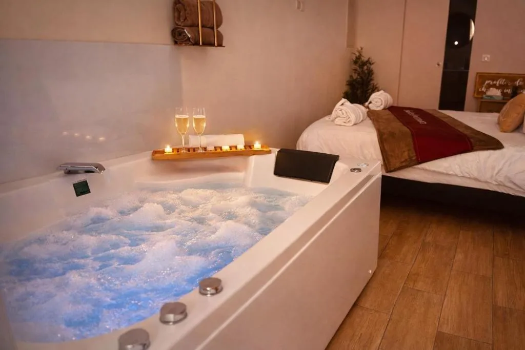 Perle d'Azur - Suite balnéo avec parking privé à 5 minutes de la mer (Menton, Alpes-Maritimes)