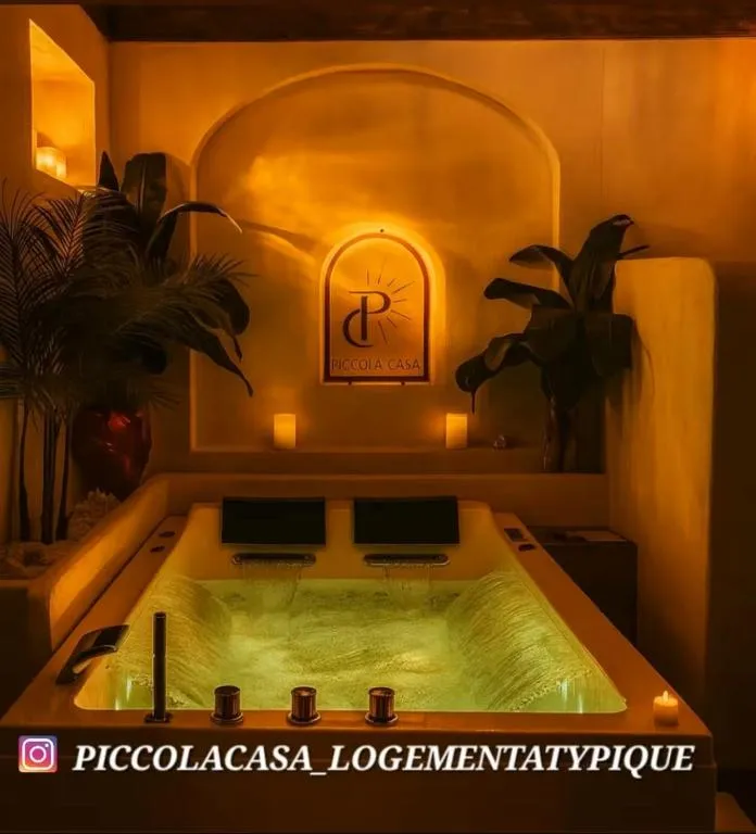 Piccola Casa côté Île - Appartement avec piscine privée et balnéo (La Verpillière, Isère)