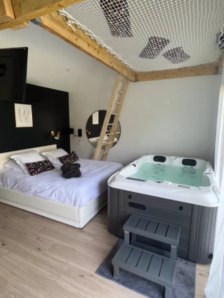 Pura Vida Garden - Suite romantique avec jacuzzi et filet suspendu (Auteuil-le-Roi, Yvelines)