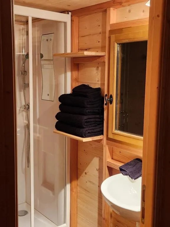 Roulotte au bain nordique, gîte avec spa à Saint-Jean-d'Elle - photo 3 sur 12