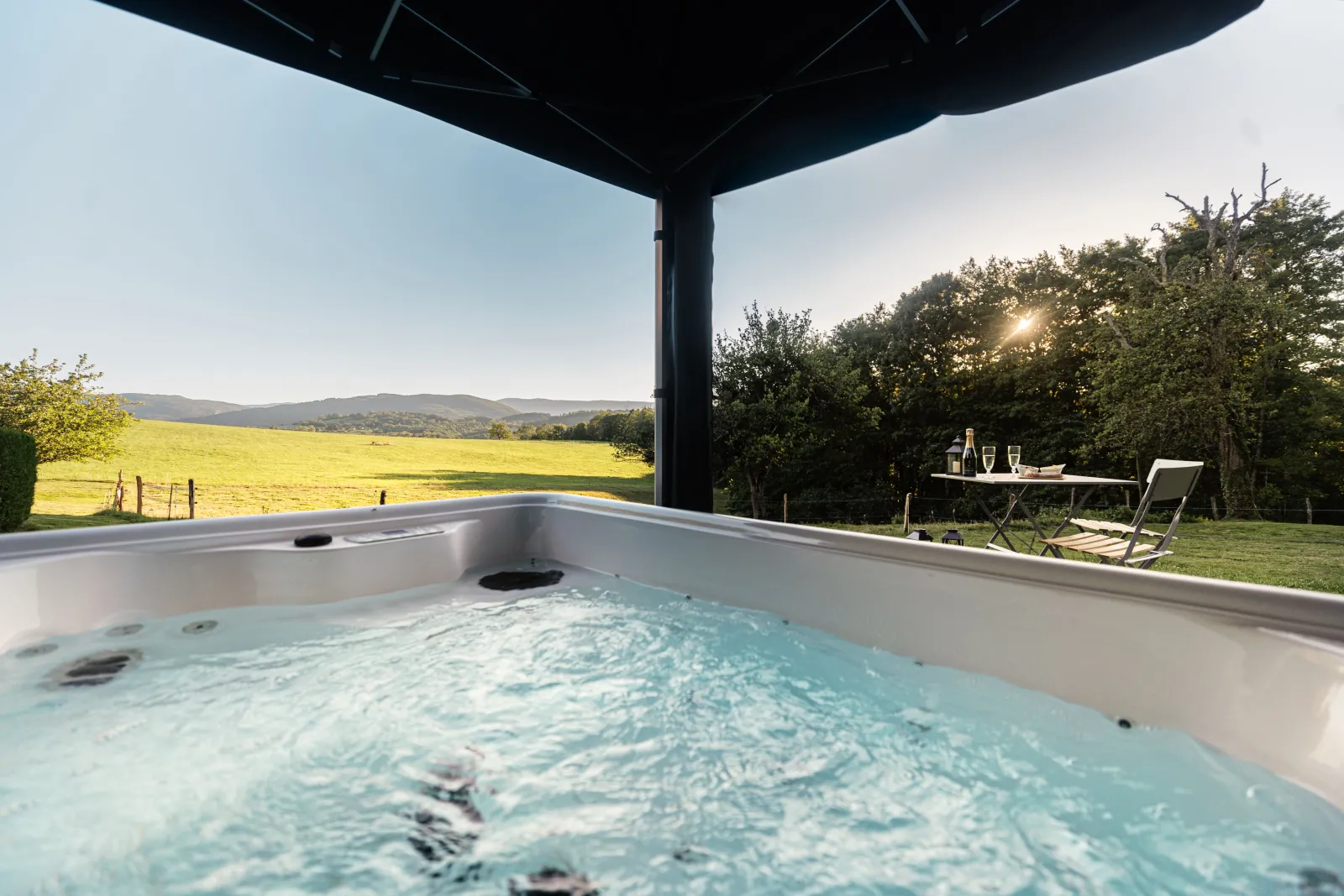 La Roulotte Paradis : insolite, SPA privatif, piscine, hébergement insolite à Menthonnex-sous-Clermont - photo 2 sur 10