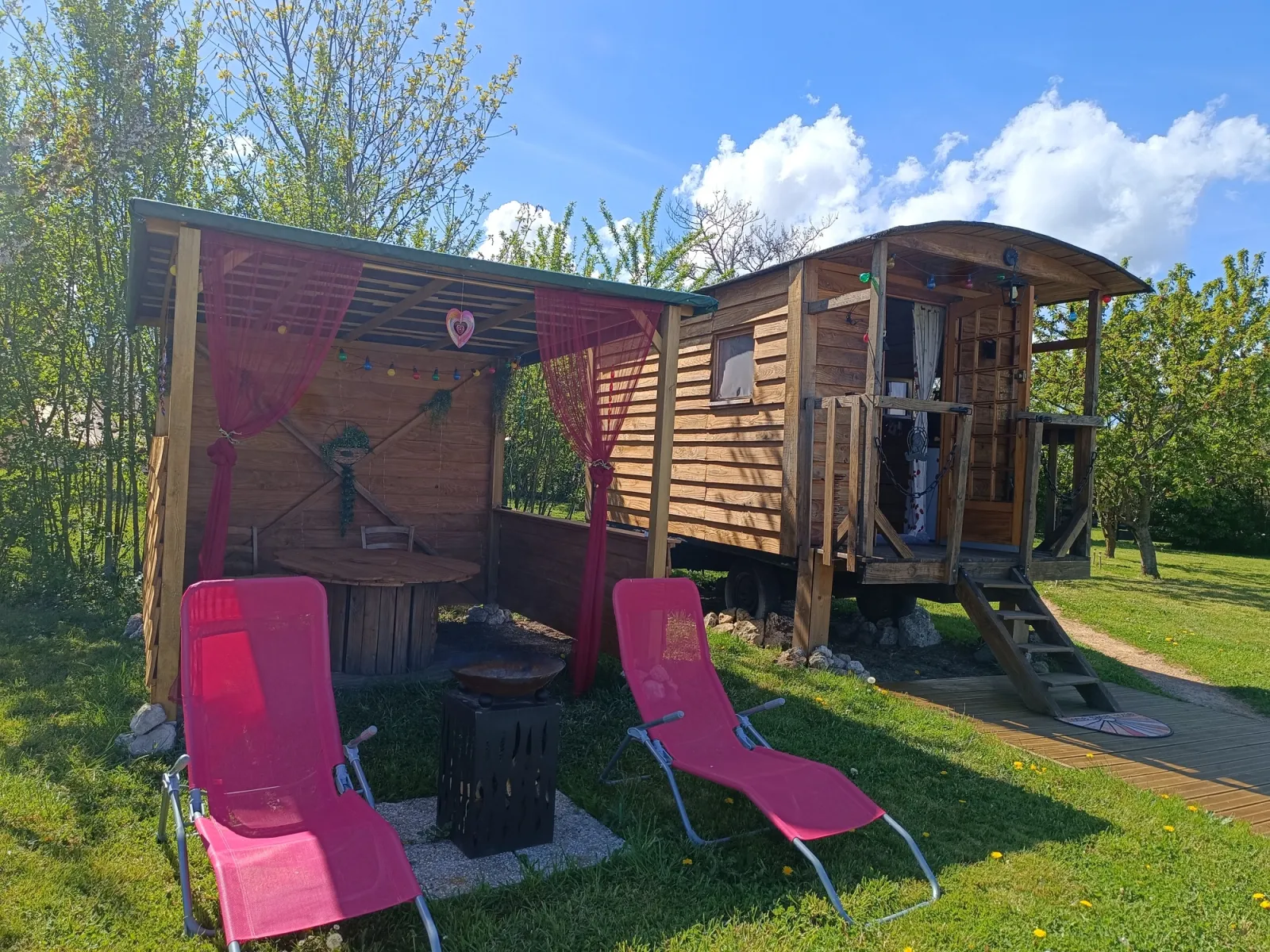 Roulotte Romantique - Nuit insolite avec espace bien-être (Boucé, Allier)