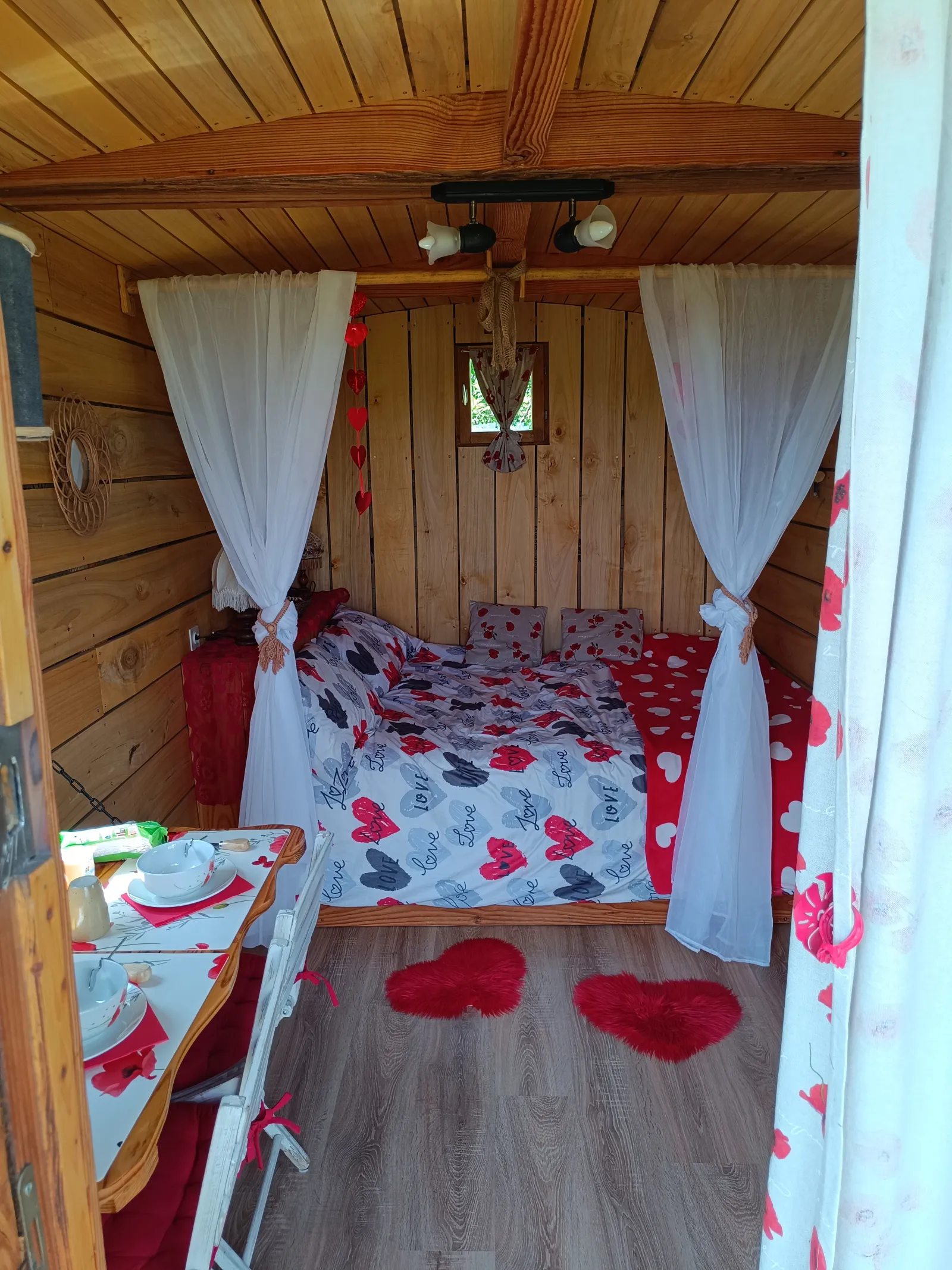 Roulotte Romantique, hébergement insolite à Boucé - photo 2 sur 12
