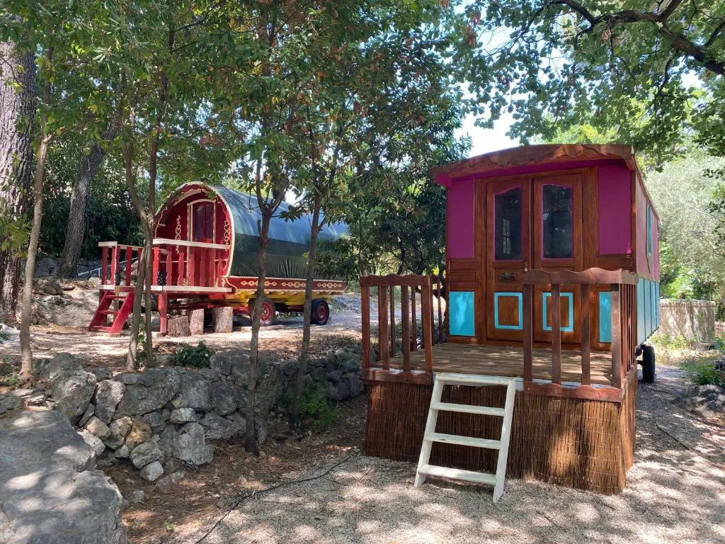 Roulottes de Bayama - Roulotte avec jacuzzi et jardin (Mougins, Alpes-Maritimes)