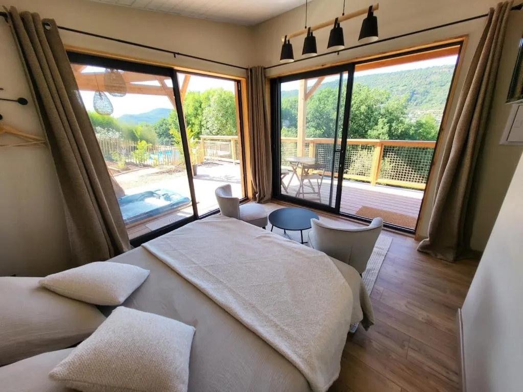 Sawadee Lodge chalet et jacuzzi - un chalet pour deux avec vue sur la piscine (Saint-Affrique, Aveyron)