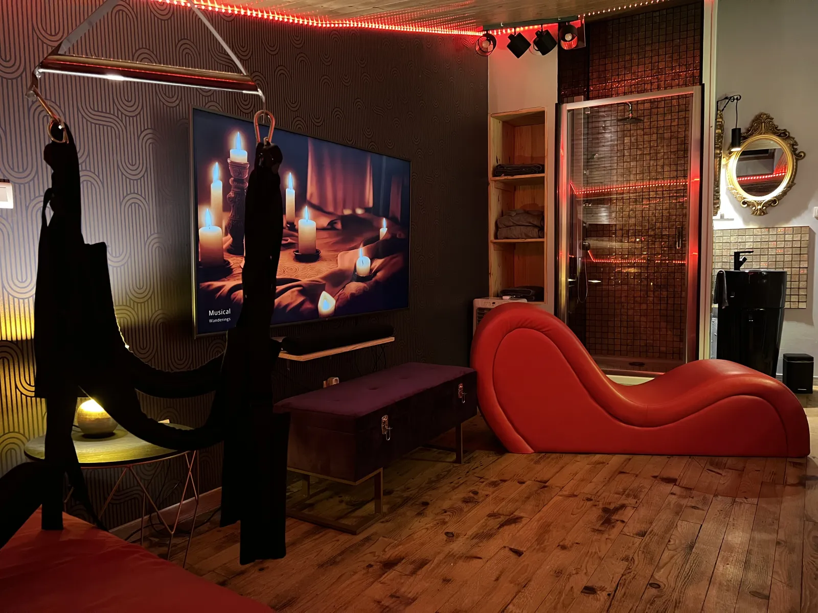Secret - Grande love room avec bain spa XXL et coin cuisine (Nièvroz, Ain)