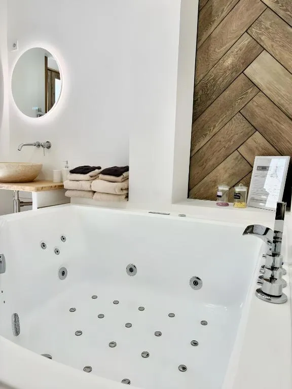 Studio cinéma et balnéo, gîte avec spa à Montfrin - photo 2 sur 12