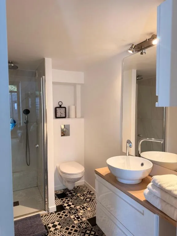Studio duplex spa et cour, gîte avec spa à Bonnelles - photo 2 sur 11