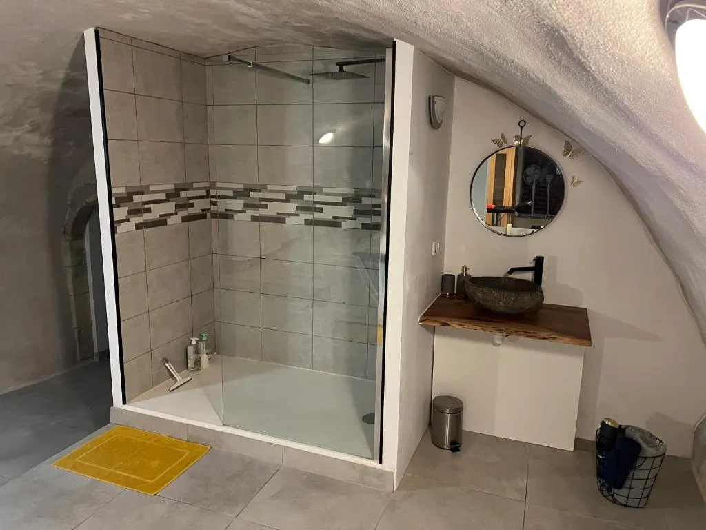 Studio Glamour Balnéo, gîte avec spa à Mur-sur-Allier - photo 3 sur 12
