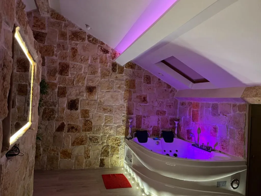 Studio Jacuzzi Croisette, gîte avec spa à Cannes - photo 3 sur 12