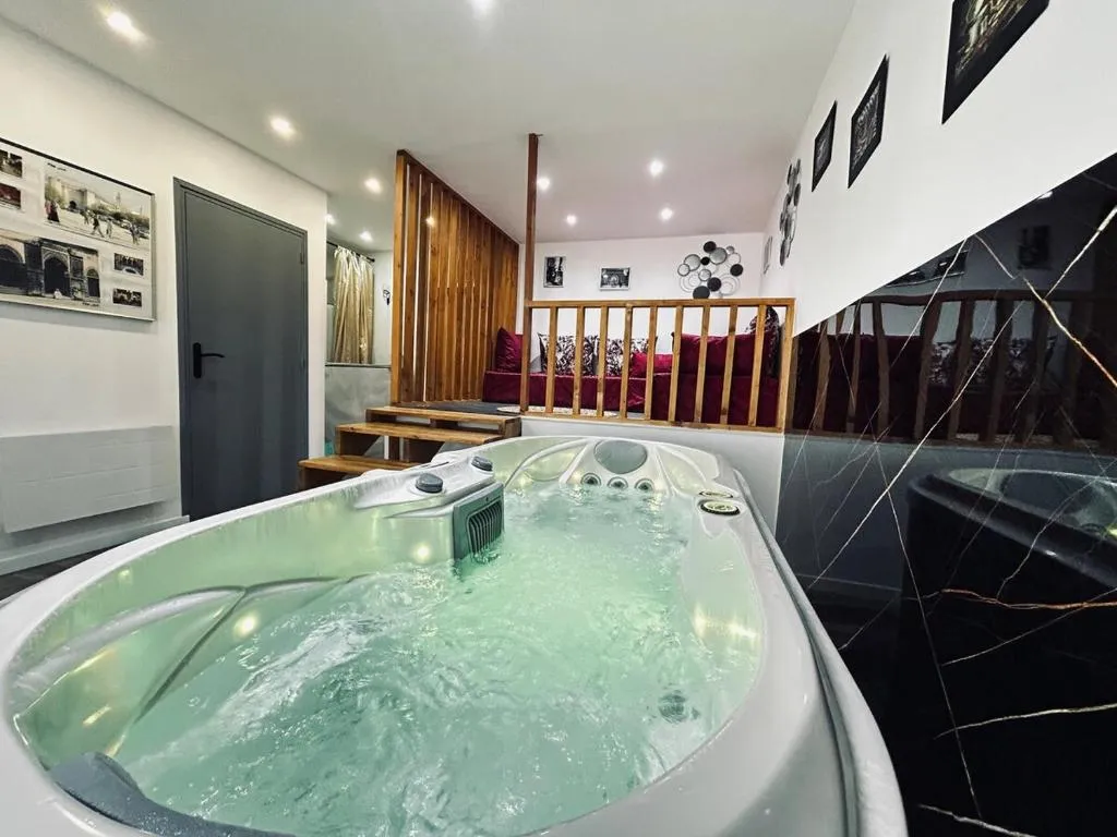 Studio jacuzzi d'inspiration marocaine, chambre à thème à Reims - photo 3 sur 12