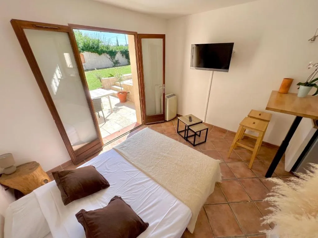 Studio jacuzzi et piscine, gîte avec spa à Lorgues - photo 2 sur 12